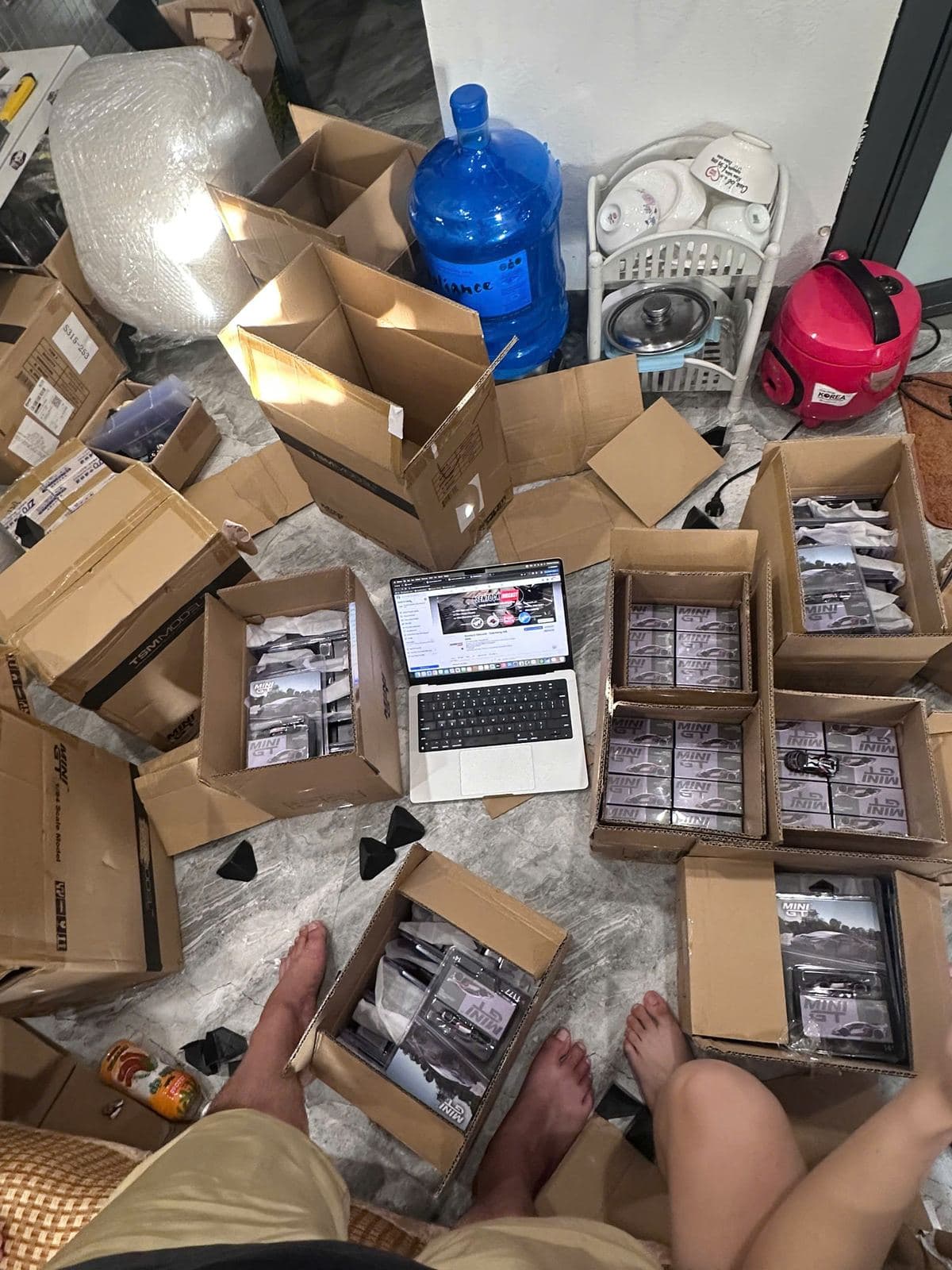 Unboxing a new delivery of Mini GT models