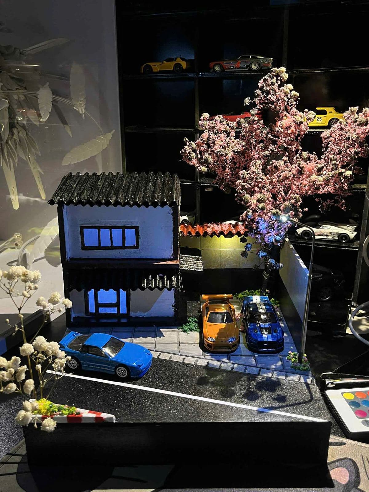 Diorama 1:64 phố Nhật về đêm: nhà gỗ sáng đèn, cây hoa anh đào và ba mẫu xe đỗ bên đường