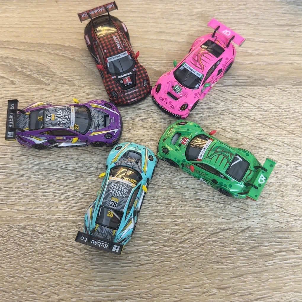 Năm mẫu xe đua GT tỉ lệ 1:64 với livery khác nhau xếp hình ngôi sao trên sàn gỗ