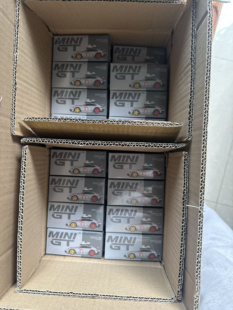 Thùng hàng Mini GT mới về xếp ngay ngắn trong hộp carton
