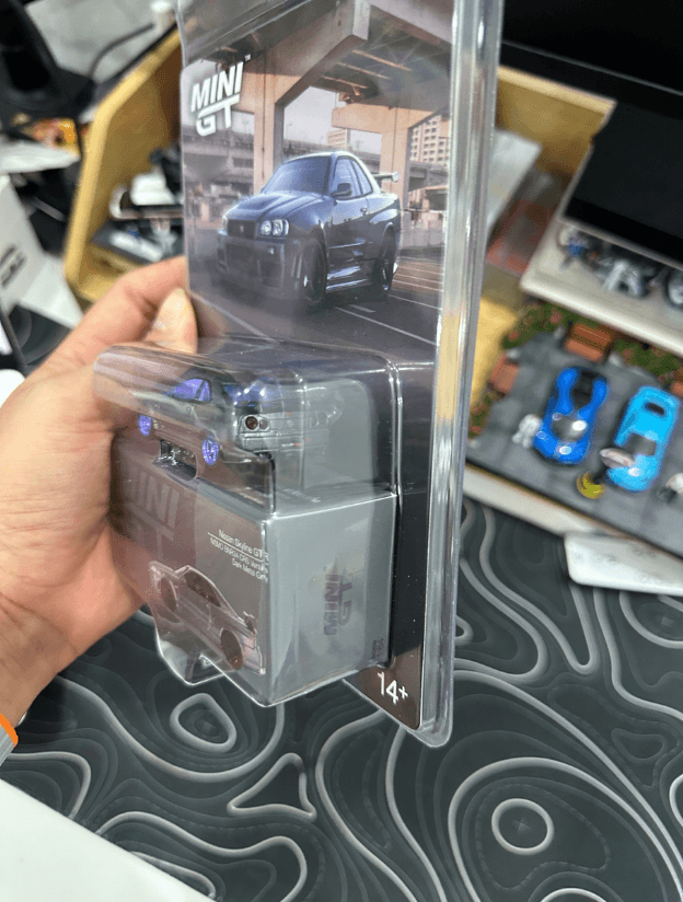 Version Chase – Xe mô hình Mini GT MGT01160 Nissan Skyline GT-R Dark Metal Gray (NISMO BNR34 CRS Version)