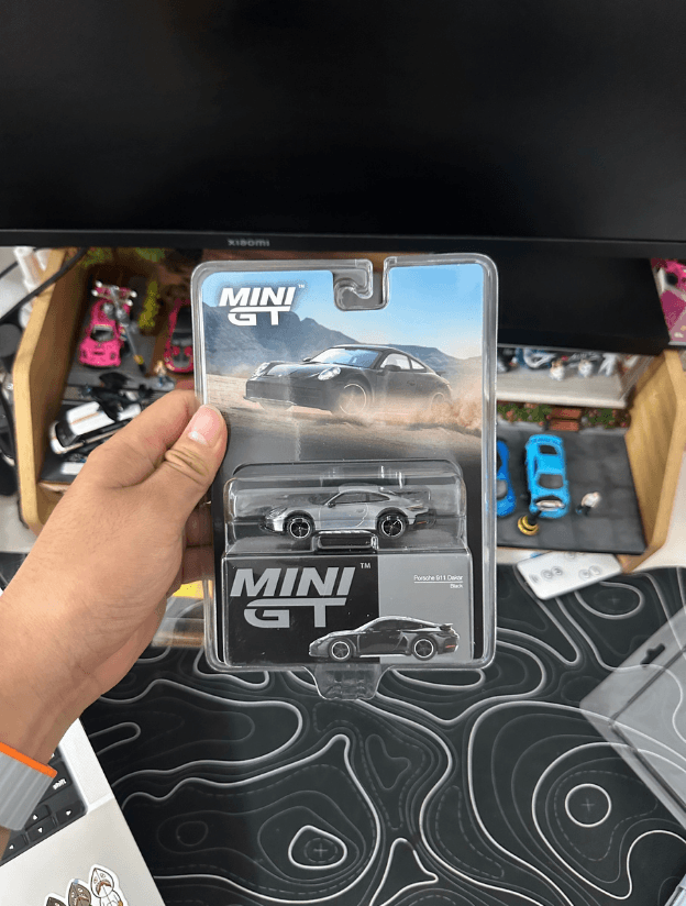 Xe mô hình Mini GT chase MGT00958 Porsche 911 Dakar Black