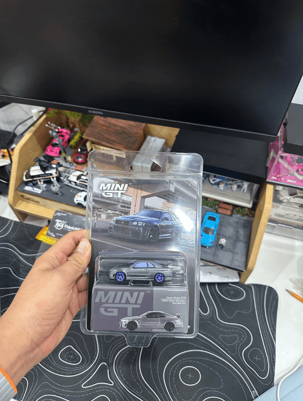 Version Chase – Xe mô hình Mini GT MGT01160 Nissan Skyline GT-R Dark Metal Gray (NISMO BNR34 CRS Version)