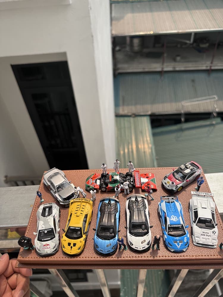 Bộ sưu tập xe Liberty Walk tỉ lệ 1:64 trưng bày trên đế da cùng figure