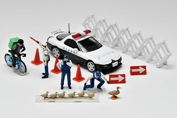 Figure tỉ lệ 1:64 cùng xe mô hình cảnh sát