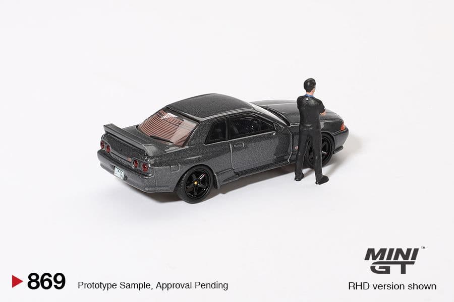 Mini GT MGT00869 Nissan Skyline GT-R R32 Gunmetal kèm figure Matsuda, góc sau