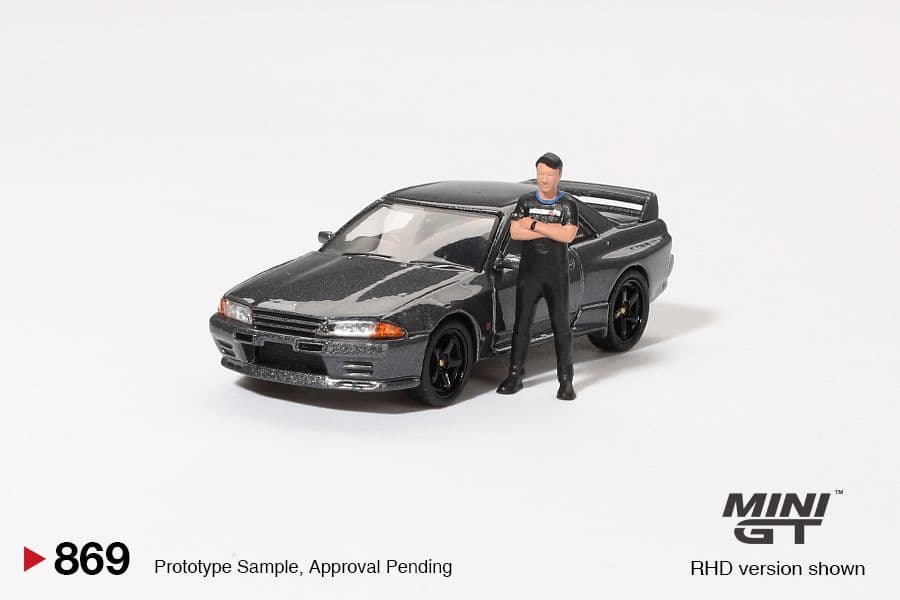 Mô hình Mini GT MGT00869 Nissan Skyline GT-R R32 Gunmetal kèm figure Matsuda 1:64, góc trước