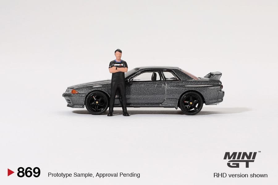 Mini GT MGT00869 Nissan Skyline GT-R R32 Gunmetal kèm figure Matsuda, nhìn ngang