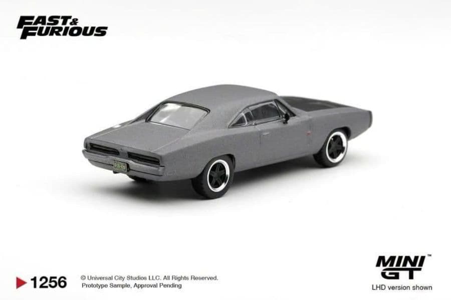 Mini GT MGT01256 Dodge Charger Fast Five nhìn chéo phía sau, thân xám, cụm đèn hậu tối màu, mâm đen viền bạc