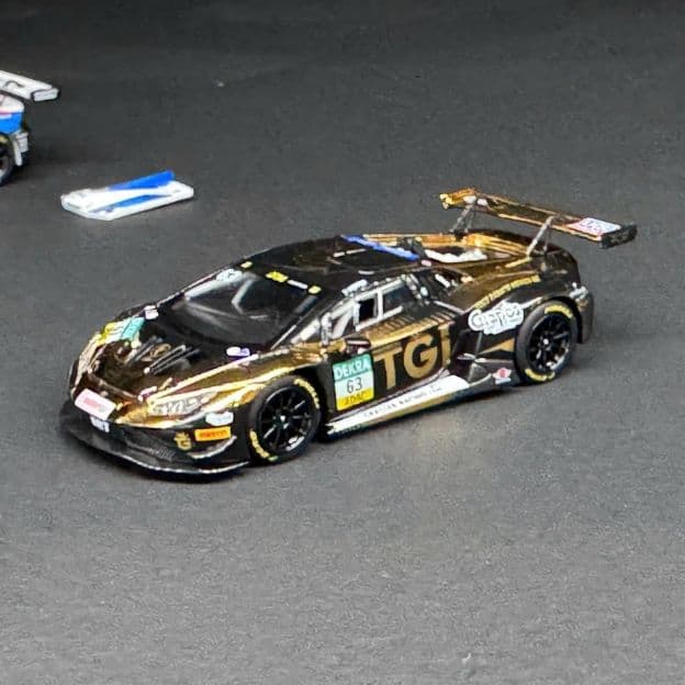 Lamborghini Huracán GT3 EVO2 #63 GRT DTM 2025 Trends Hobby TH128 sơn đen ánh vàng kim loại, chữ TGI trên thân xe