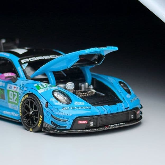 Porsche 911 GT3 R #92 Manthey 1st Phorm Le Mans 24h 2025 Trends Hobby TH119 cận cảnh nắp capo trước mở